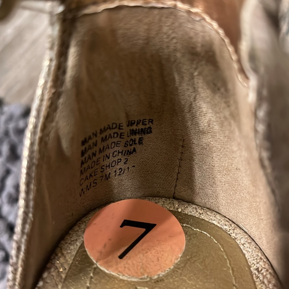 Kenneth Cole Reaction gold wedge sandals.  Like new condition. - Picture 6 of 6